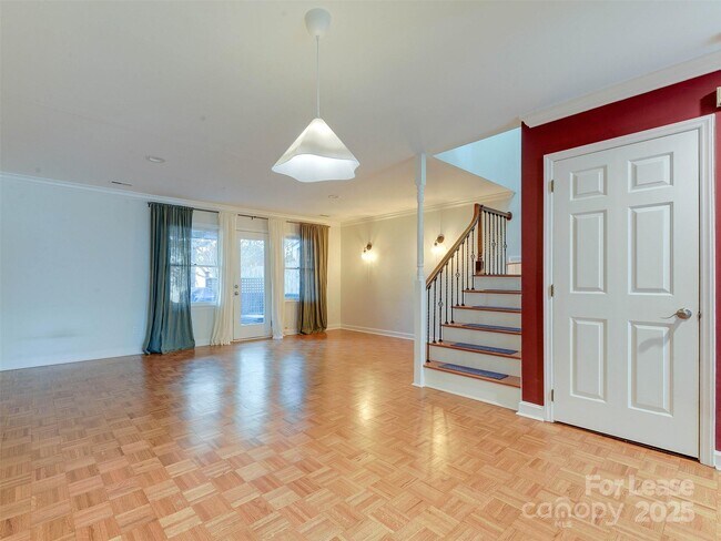 Building Photo - 527 Hawthorne Ln