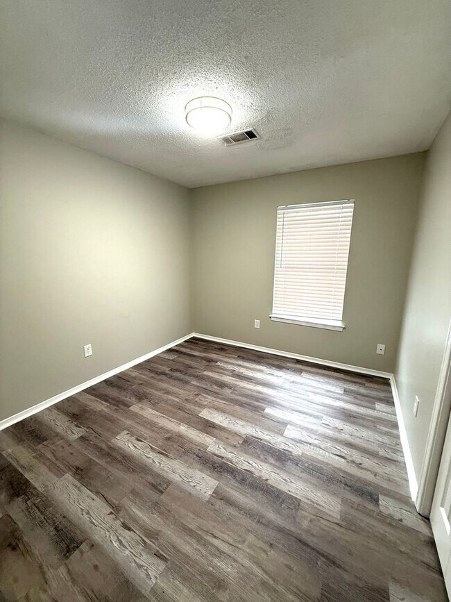 Building Photo - ** 4 Bed 2 Bath located in Montgomery East ** Call 334-366-9198 to schedule a self tour