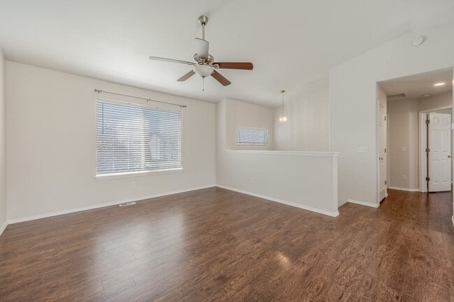 Building Photo - 4 bed 2 bath split level Hayden