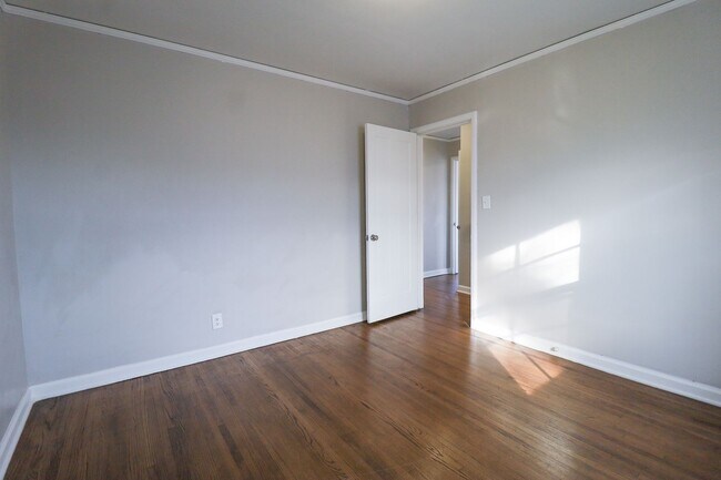 Building Photo - Section 8 Welcome! 2/1 Ready for Immediate Move In!!