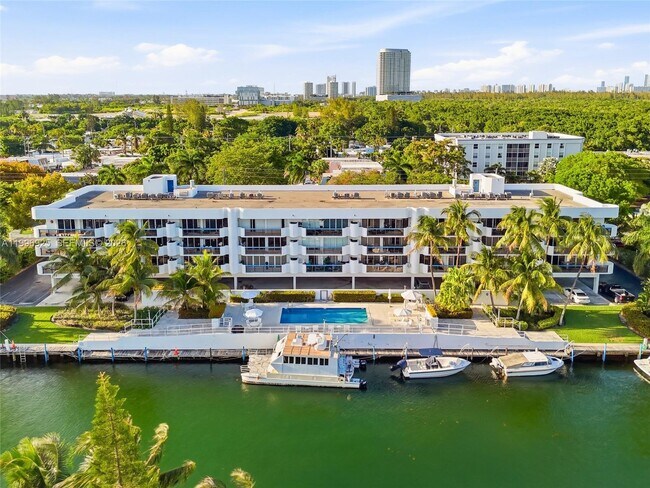 Building Photo - 2370 NE 135th St