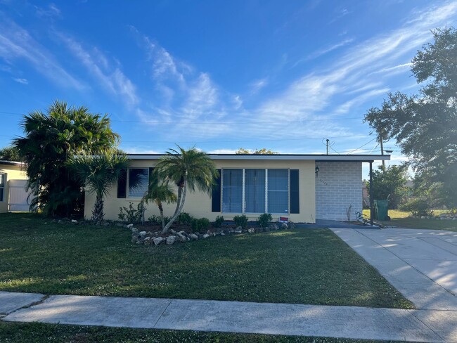 Primary Photo - ** Annual ** 2 Bed / 1 Bath Single Family ...