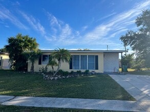 Building Photo - ** Annual ** 2 Bed / 1 Bath Single Family Home ** Conveniently Located ** $1,295