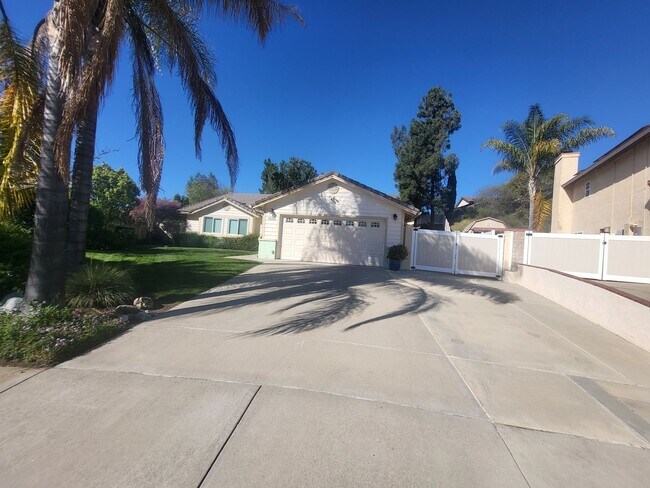 Building Photo - REALLY Cute 4 BR in The Vineyard with RV Parking - 11,000sf Lot + Designer Touches