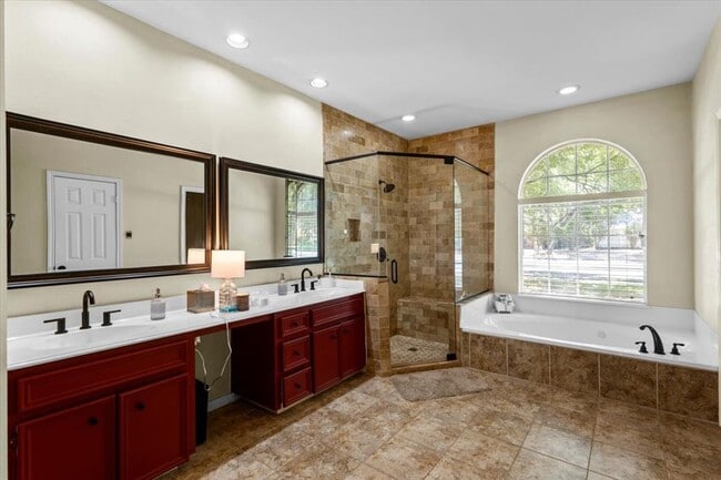 Building Photo - 10116 Pinehurst Dr