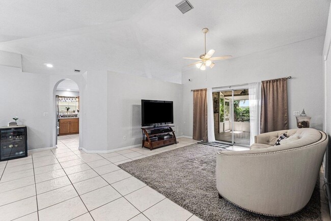 Building Photo - 7600 Cocoanut Dr