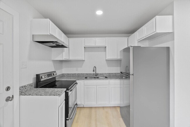 Building Photo - TWO BEDROOM ONE BATH WATER AND ELECTRICITY INCLUDED