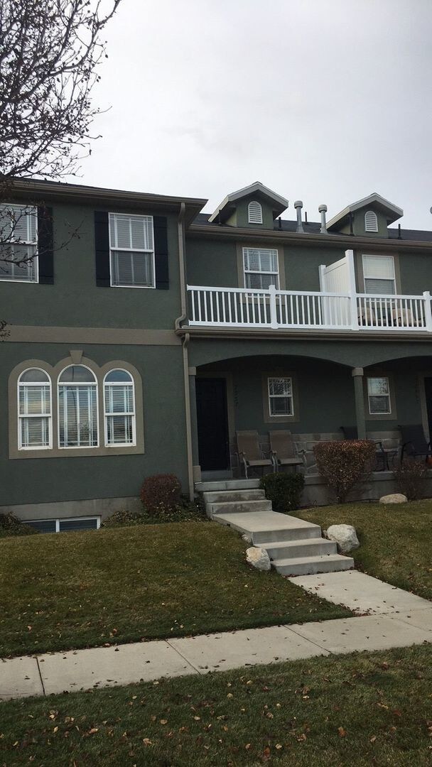 Building Photo - Large 4 Bed Townhome