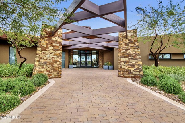 Building Photo - 5854 S Del Rancho