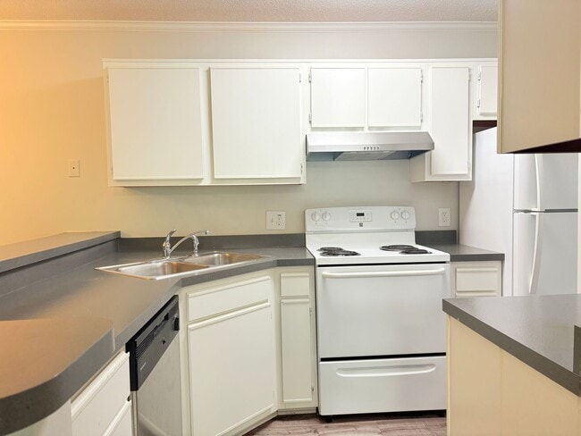 Building Photo - 2 bedroom condo close to W&M