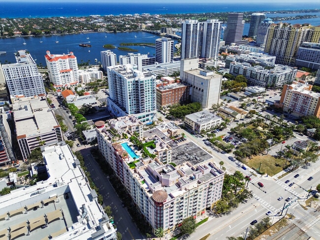 Building Photo - 410 Evernia St