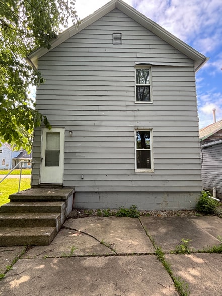 Building Photo - 338 W 17th St