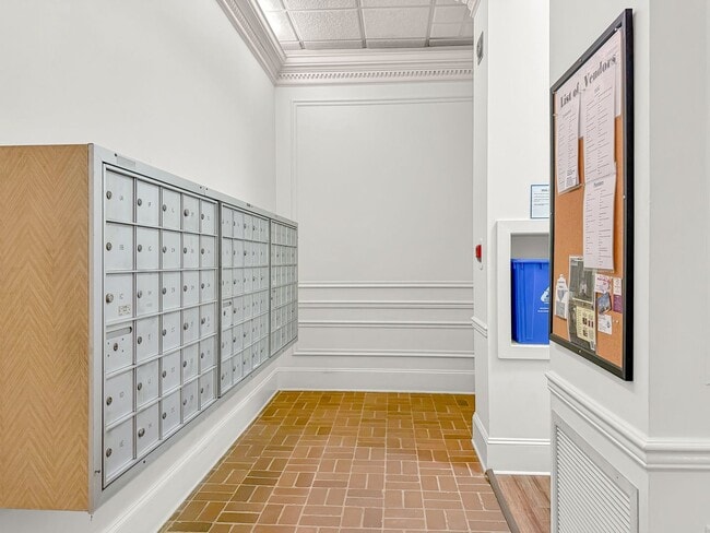 Building Photo - Downtown Charleston Living with Stunning Views