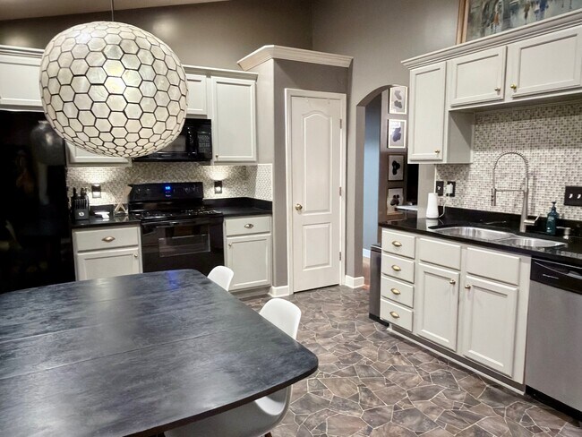 Building Photo - 1044 Hummingbird Ln