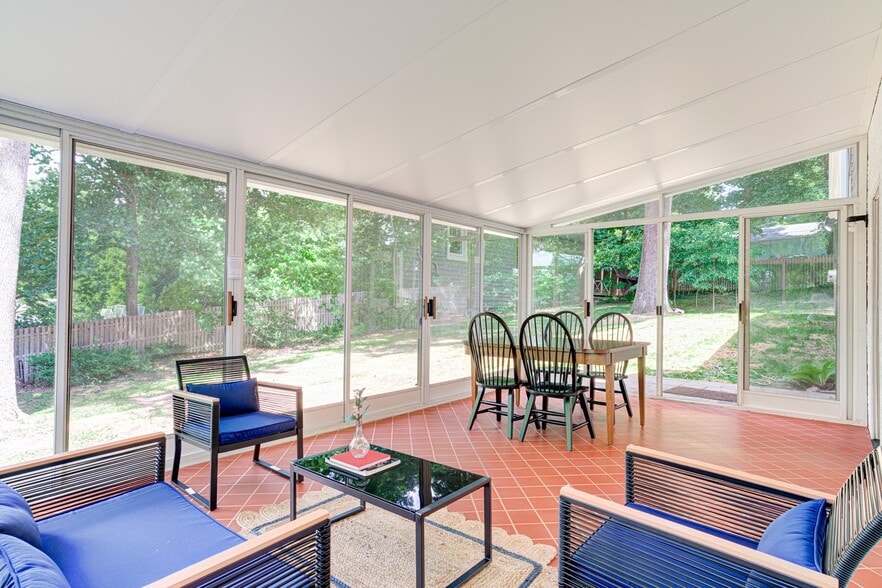 Building Photo - 7 Carol Ln