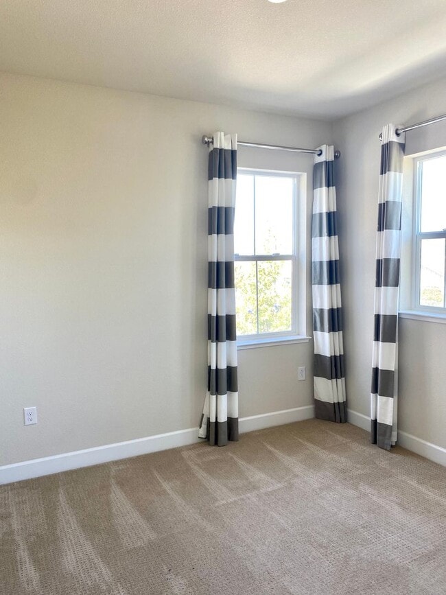 Building Photo - Stunning five bedroom in The Cannery