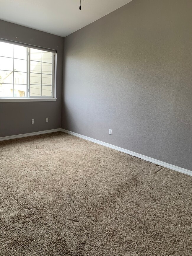 Building Photo - Beautiful Well Maintained 3 bedroom 3.5 ba...