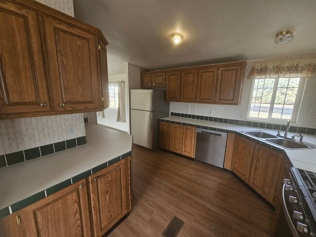 Building Photo - Like New 3 Bedroom On Acre Plus in Moundhouse