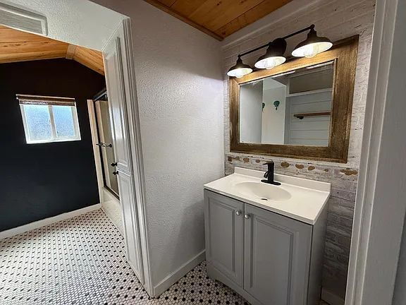 Building Photo - "Charming 3-Bed Oasis with Cozy Fireplace in Coos Bay – Your Perfect Retreat Awaits!"