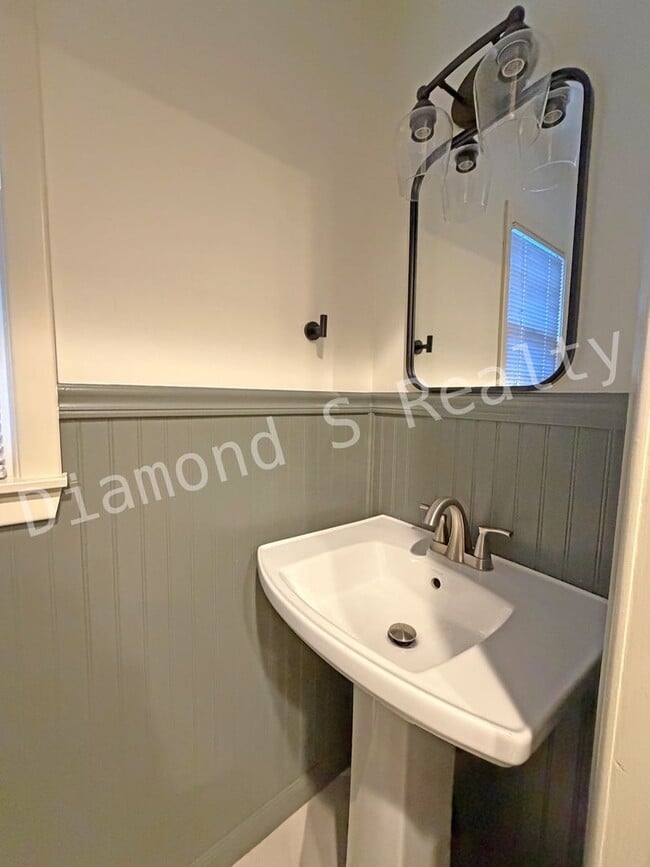 Building Photo - Southeast Springfield 3 Bedroom Home Avail...