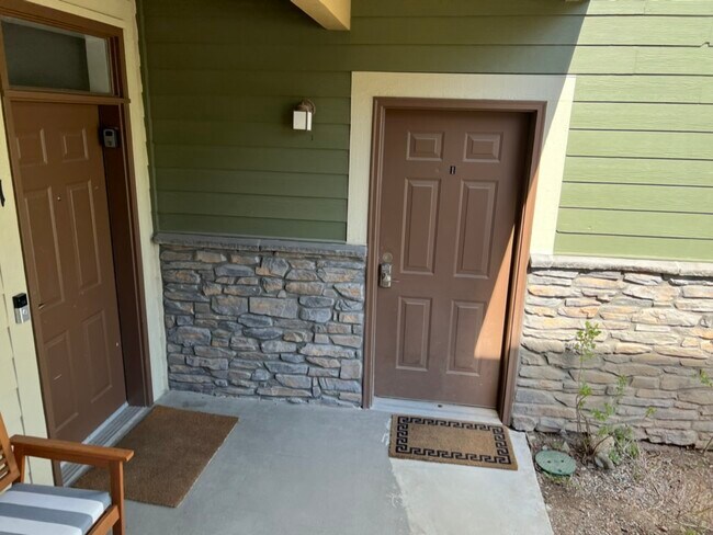 Building Photo - 115 Spinner St