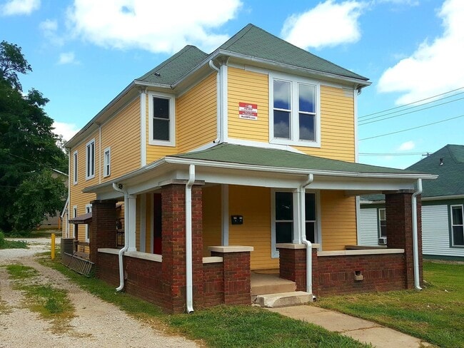 Primary Photo - 303 E 10th St