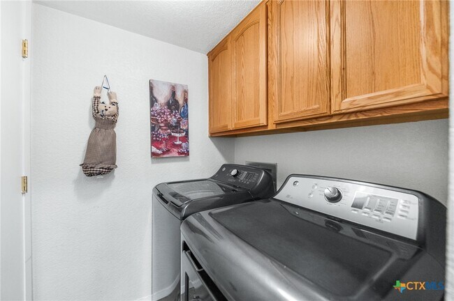 Building Photo - 619 Strings Dr