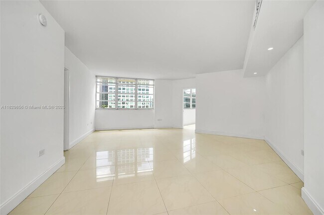 Building Photo - 801 Brickell Bay Dr