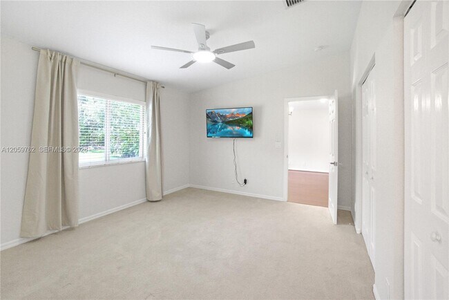 Building Photo - 5603 SE Graham Dr
