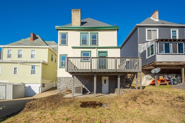 Building Photo - Stunning 3 bedroom home in Carrick available August 1!