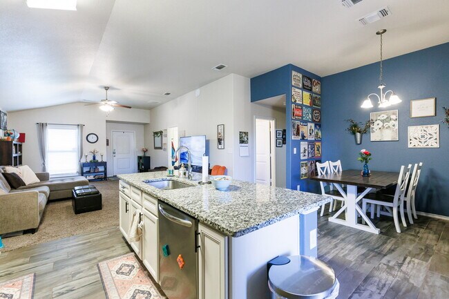 Building Photo - Wonderful 3 bed, 2 bath in Milwaukee Ridge!
