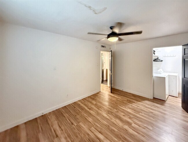 Building Photo - 4811 Live Oak St
