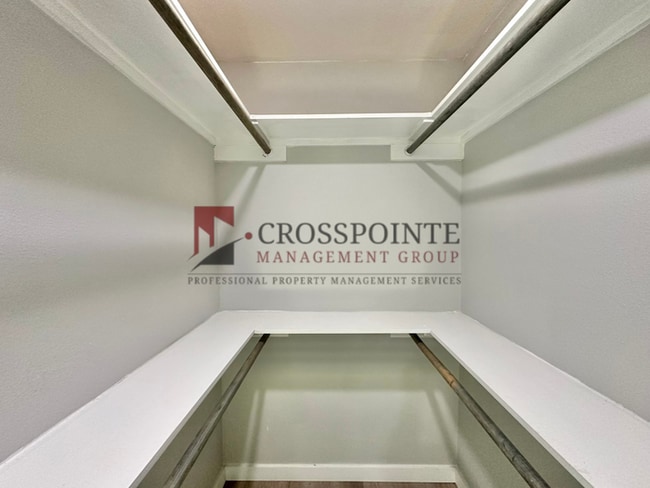 Building Photo - AVAILABLE! Stylish 1-bedroom, 1-bath town home!