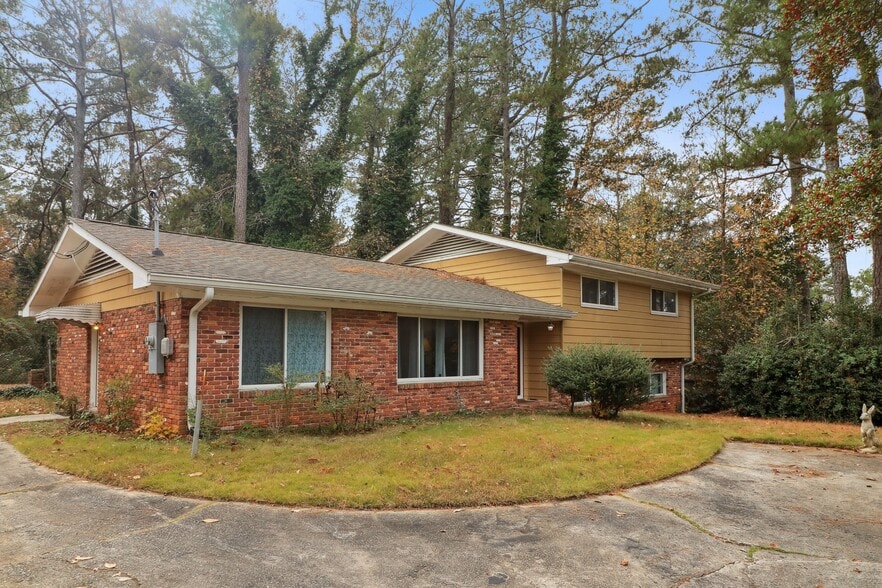 Building Photo - 2650 Colonial Dr