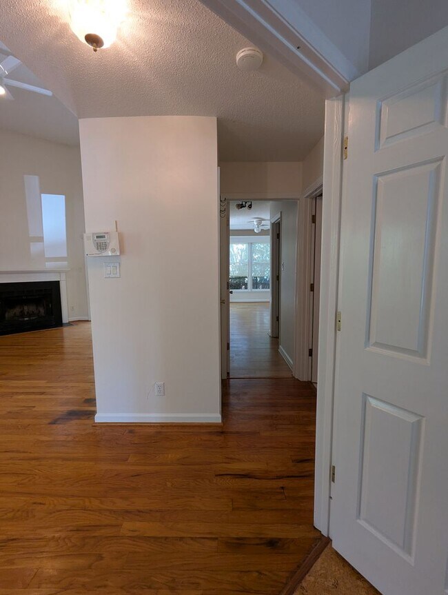 Building Photo - Beautiful townhouse with lakeside views, convenient to Chapel Hill and Durham!
