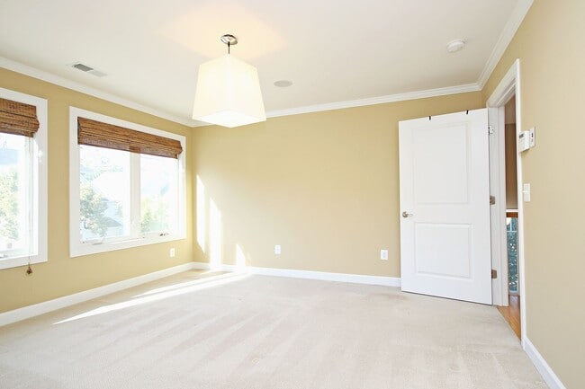 Building Photo - Spacious Downtown Home Convenient to UVA Medical Center