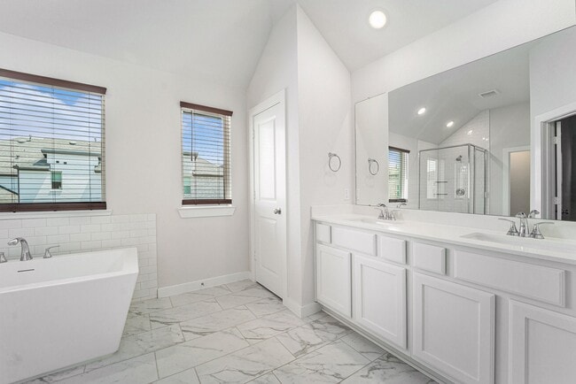 Building Photo - 16630 Lake Austin St