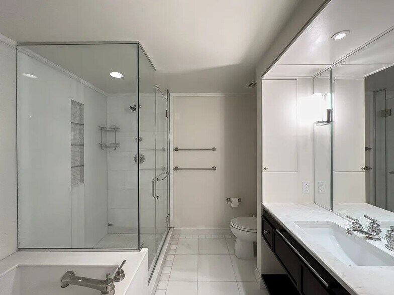 Building Photo - 140 E 63rd St