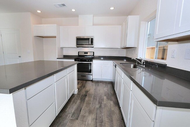 Building Photo - Beautiful Lincoln Home Available in May!