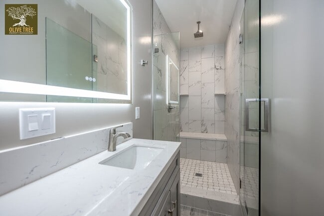 Building Photo - Luxury Ground-Level 2bed/2bath Unit | Fully Renovated | Walkable Pasadena Location