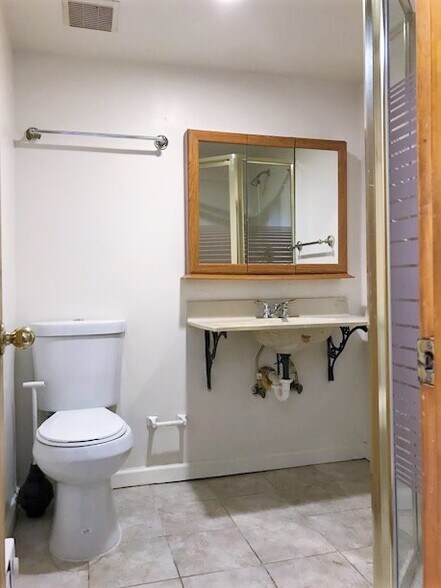 Building Photo - 2315 N Charles St