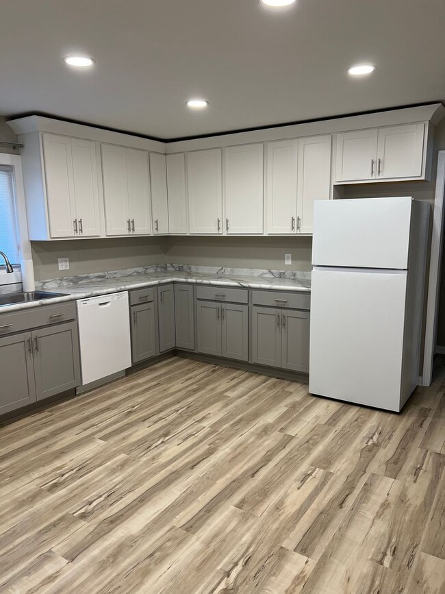 Building Photo - Newly remodeled 3 bedroom, 1 bathroom, 1 c...