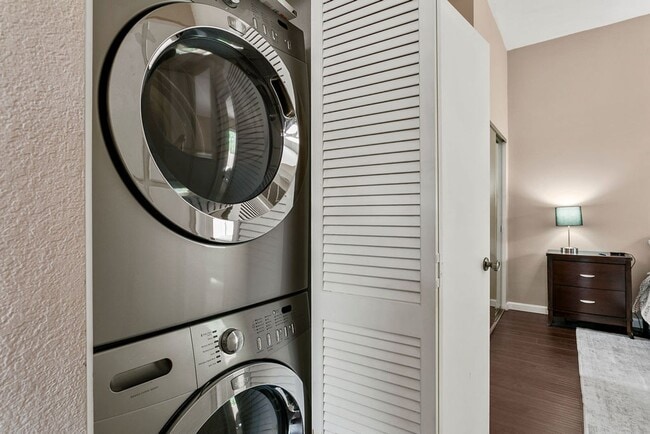 Building Photo - Furnished Bear Brand condo with Walkabilit...