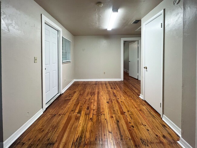 Building Photo - PET FRIENDLY Recently Updated 4-Bedroom, 3...