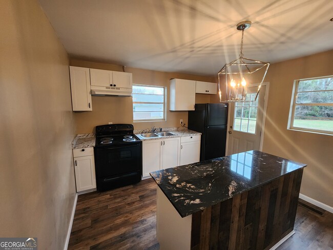 Building Photo - 514 Benson St