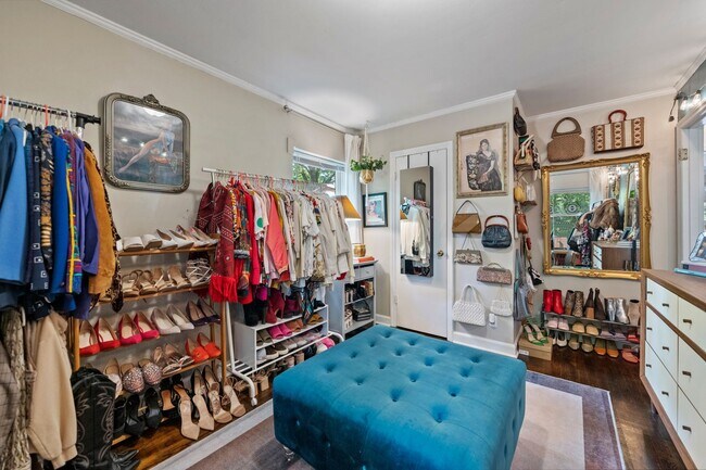 Building Photo - Available mid-June! 2 Bed Duplex In The He...
