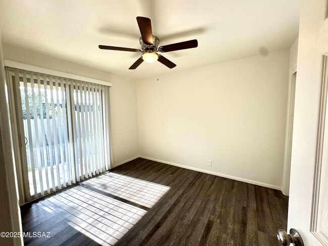 Building Photo - 3323 E Blacklidge Dr