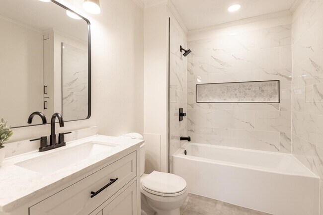 Building Photo - 1102 Ashdale Dr