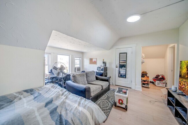 Building Photo - Massive Newly Renovated 11-Bedroom House o...