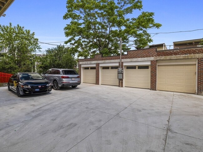 Building Photo - 944 E Broadway